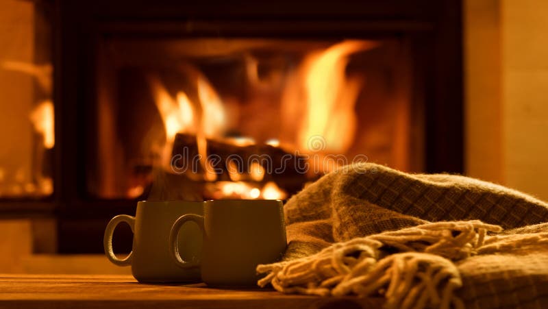 Cueza al vapor de tazas con un cacao caliente fotos de archivo libres de regalías Cueza al vapor de tazas con un cacao caliente fotos de archivo libres de regalías