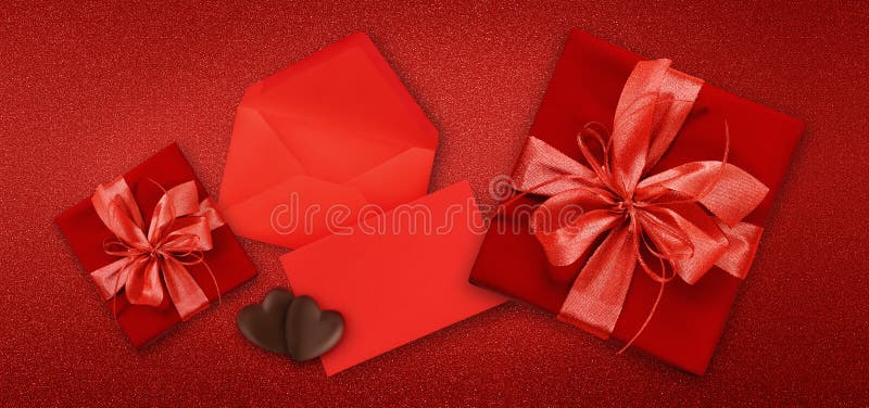 Cufere cu card cadou de o zi Valentin cu panglică roșie lucioasă, cu funvă în formă de fundal roșu, cu spațiu pentru copii stock photography