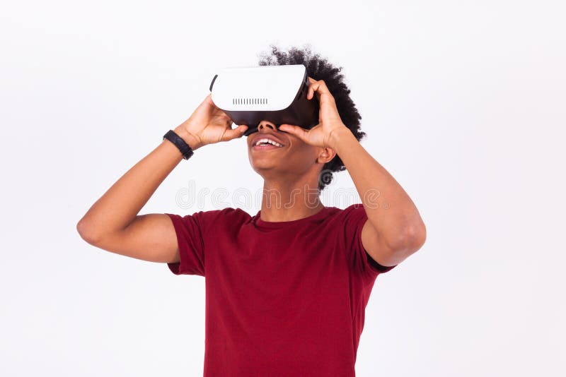 Cuffia avricolare d'uso afroamericana OV di realtà virtuale del vr del giovane fotografie stock libere da diritti Cuffia avricolare d'uso afroamericana OV di realtà virtuale del vr del giovane fotografie stock libere da diritti