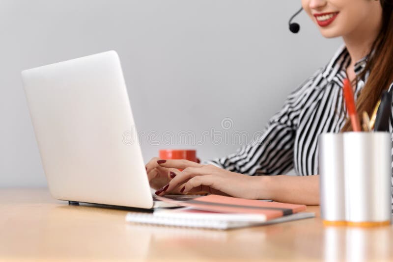 Cuffia avricolare da portare sorridente della donna di affari immagine stock Cuffia avricolare da portare sorridente della donna di affari immagine stock