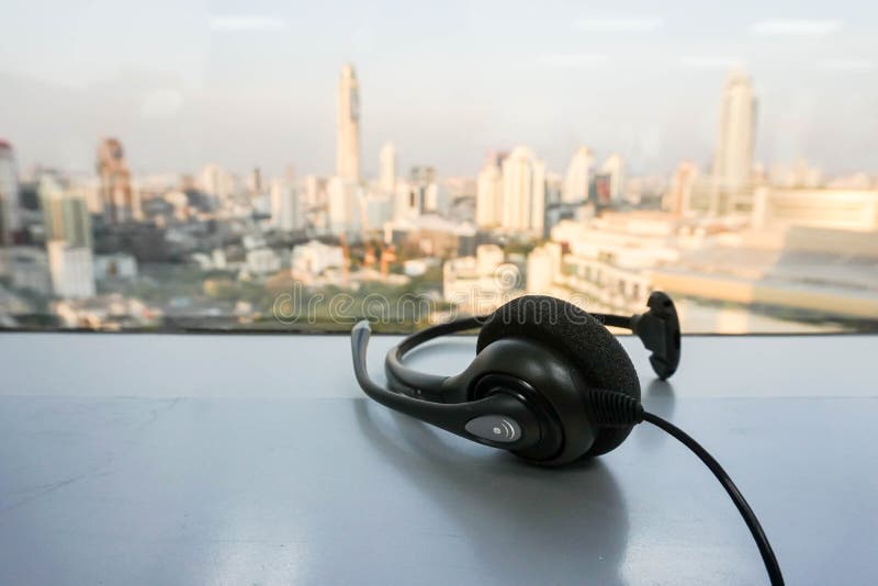 Cuffia avricolare del telefono del IP per servizio di assistenza al cliente nella vista della città immagine stock libera da diritti Cuffia avricolare del telefono del IP per servizio di assistenza al cliente nella vista della città immagine stock libera da diritti