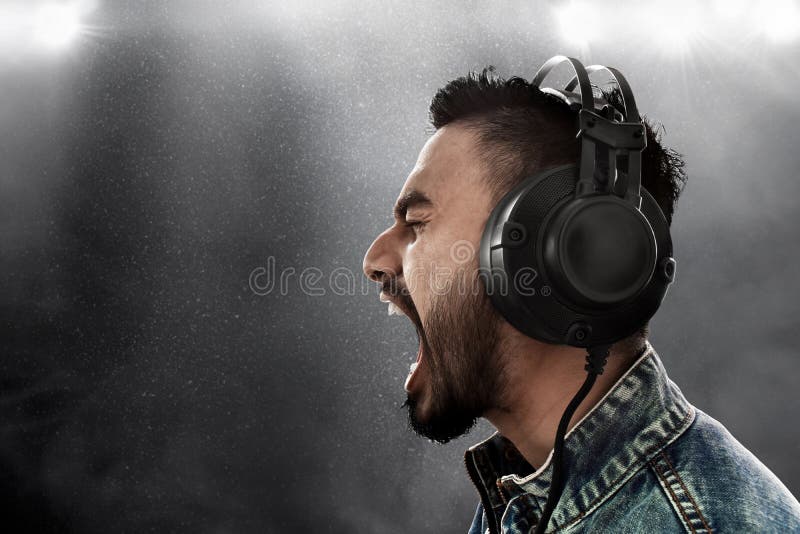 Cuffia d'uso d'ascolto di musica dell'uomo immagine stock Cuffia d'uso d'ascolto di musica dell'uomo immagine stock