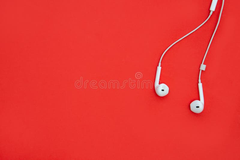 Cuffie bianche di musica isolate su fondo rosso fotografia stock libera da diritti