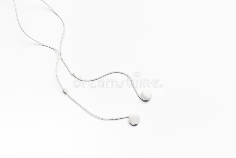 Cuffie bianche isolate su fondo bianco fotografia stock libera da diritti