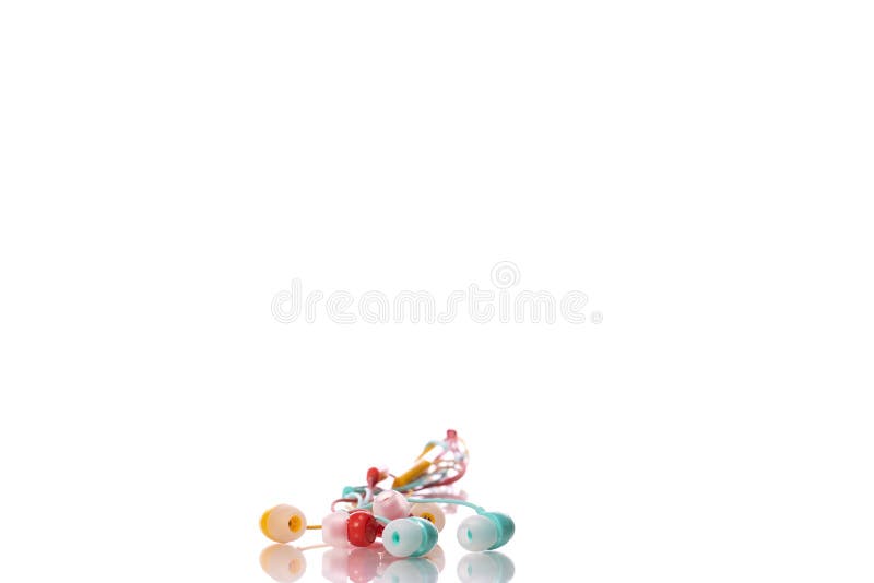 Cuffie colorate in triangolo isolate su fondo bianco Applicazione musicale fotografie stock libere da diritti