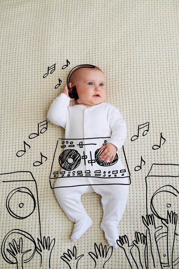 Cuffie d'uso della neonata sveglia del DJ che giocano musica al miscelatore immagine stock Cuffie d'uso della neonata sveglia del DJ che giocano musica al miscelatore immagine stock