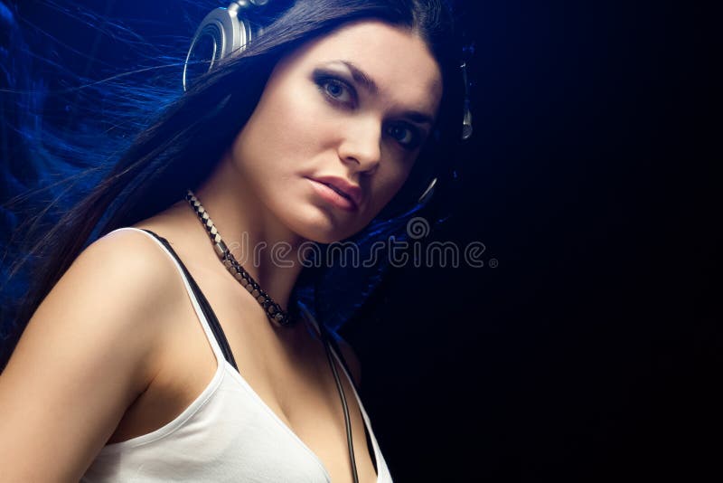 Bella DJ con cuffie fotografia stock