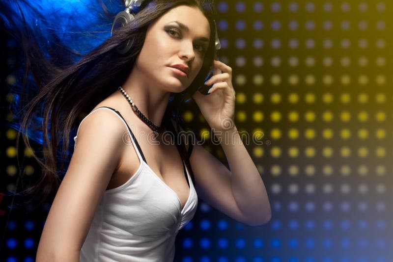 Bella DJ con cuffie immagine stock