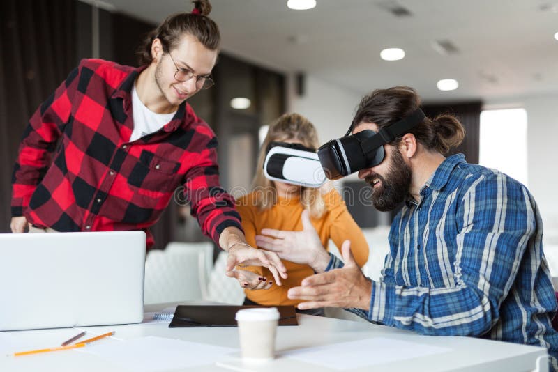 Cuffie di realtà virtuale, cyberspazio di lavoro Tecnologia digitale, VR aziendale