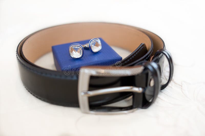 Cufflinks för ett par på vit royaltyfria foton Cufflinks för ett par på vit royaltyfria foton