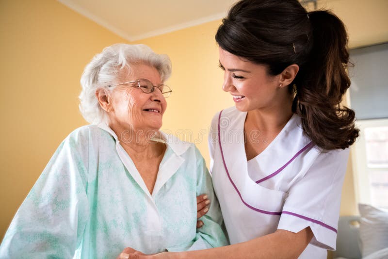 Cuidado de los ancianos en la clínica de reposo imágenes de archivo libres de regalías