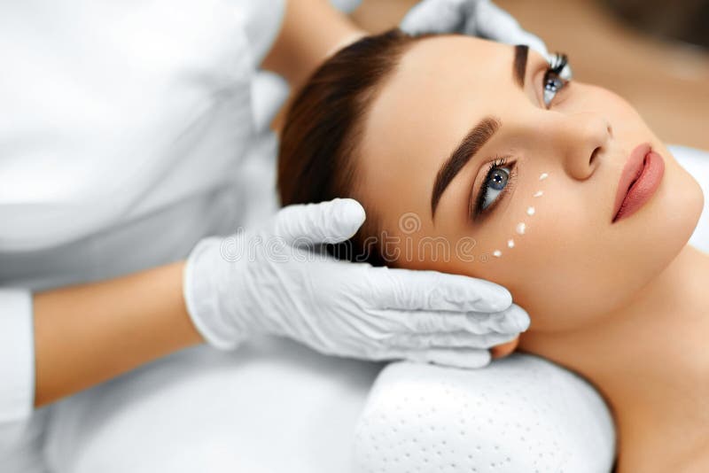 Cuidado de piel Crema cosmética en la cara de la mujer Tratamiento del balneario de la belleza