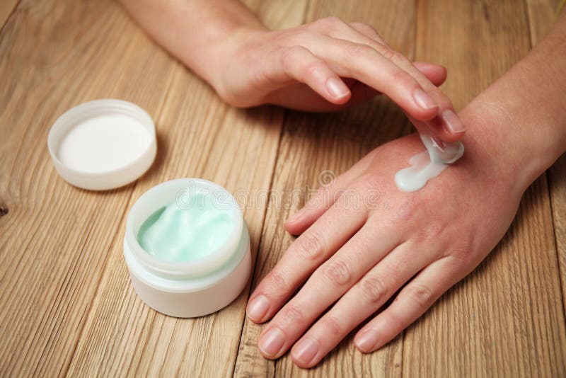Cuidado de piel, crema de la mano Rojez, alergias, irritaci?n imagen de archivo Cuidado de piel, crema de la mano Rojez, alergias, irritaci?n imagen de archivo
