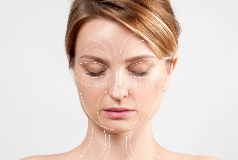 Cuidado de piel La mujer con el facial perfectamente limpio de la piel y del masaje alinea fotografía de archivo libre de regalías Cuidado de piel La mujer con el facial perfectamente limpio de la piel y del masaje alinea fotografía de archivo libre de regalías