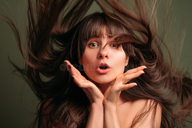 Cuidado del cabello bonito sorprendente de la belleza del retrato de la muchacha fotografía de archivo libre de regalías Cuidado del cabello bonito sorprendente de la belleza del retrato de la muchacha fotografía de archivo libre de regalías