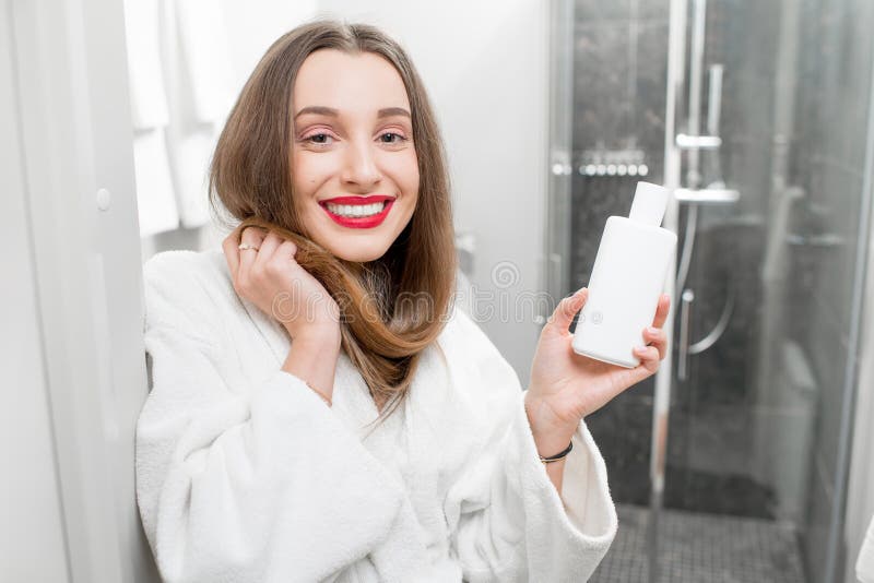 Cuidado del cabello con champú o el acondicionador fotografía de archivo Cuidado del cabello con champú o el acondicionador fotografía de archivo
