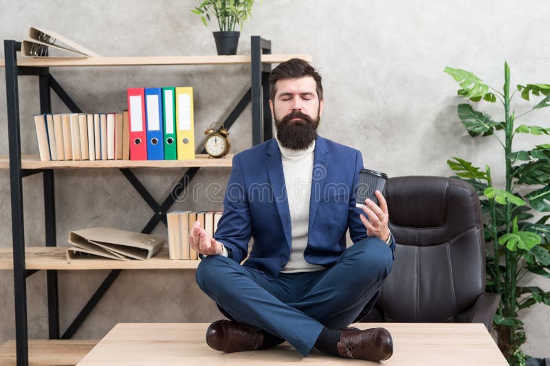 Cuidado del uno mismo Ayuda psicol?gica T?cnicas de la relajaci?n Bienestar mental y relajarse El traje formal del encargado barb fotografía de archivo Cuidado del uno mismo Ayuda psicol?gica T?cnicas de la relajaci?n Bienestar mental y relajarse El traje formal del encargado barb fotografía de archivo