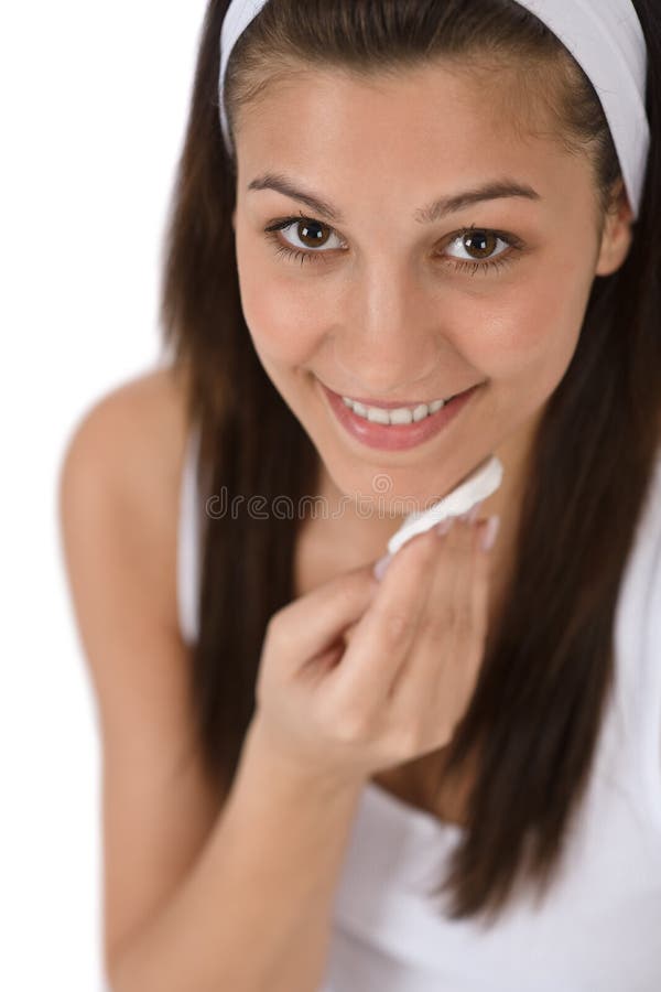 Cuidado facial da beleza - pele da limpeza da mulher do adolescente fotos de stock Cuidado facial da beleza - pele da limpeza da mulher do adolescente fotos de stock