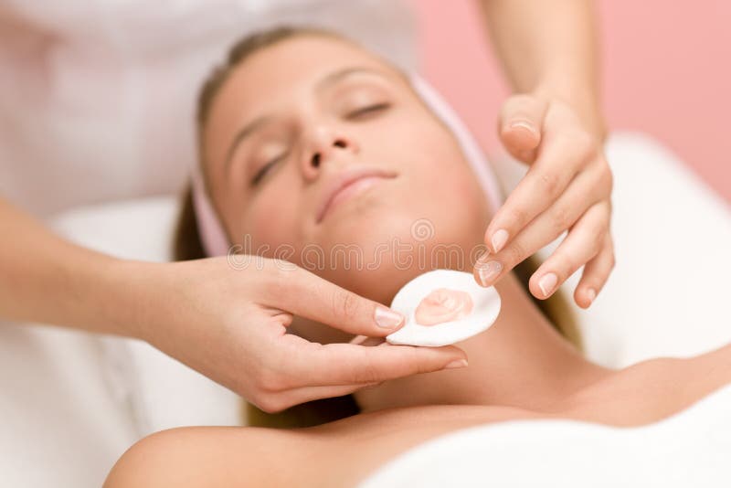 Cuidado facial luxuoso - mulher no salão de beleza dos termas imagens de stock royalty free Cuidado facial luxuoso - mulher no salão de beleza dos termas imagens de stock royalty free