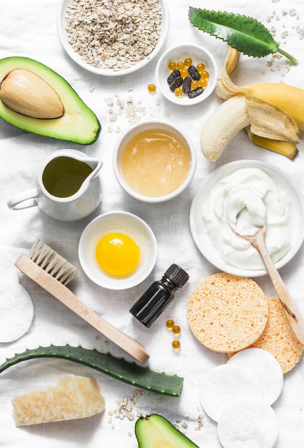 Cuidados com a pele do inverno Ingredientes naturais caseiros para uma máscara protetora de nutrição em um fundo claro, vista sup fotografia de stock Cuidados com a pele do inverno Ingredientes naturais caseiros para uma máscara protetora de nutrição em um fundo claro, vista sup fotografia de stock