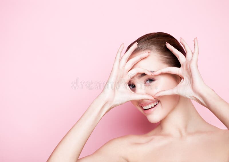 Cuidados com a pele naturais dos termas da composição da menina de Beautyl no rosa imagens de stock royalty free