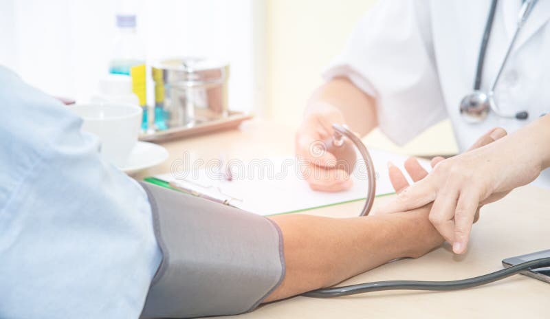 Cuidados de saúde e conceito médico Médica profissional asiática com equipamento médico para medir a pressão arterial imagem de stock royalty free Cuidados de saúde e conceito médico Médica profissional asiática com equipamento médico para medir a pressão arterial imagem de stock royalty free