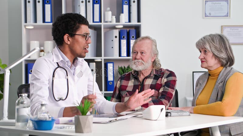 Cuidados de saúde e idoso com a sua velha esposa num exame médico a preto mede a pressão arterial com