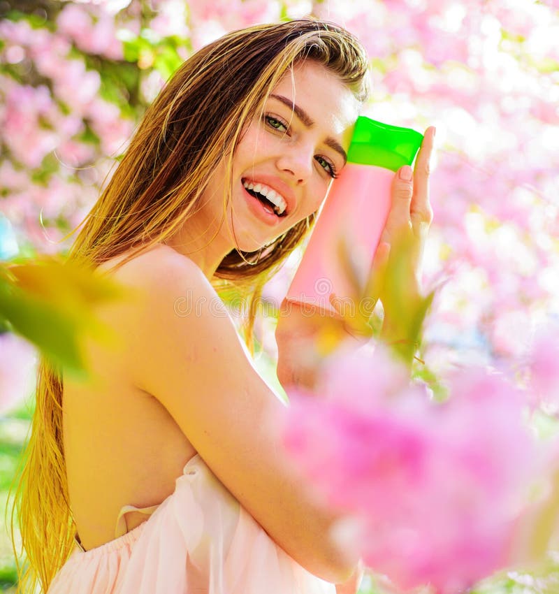 Modelo Louro Sensual Com Cabelo Lindo. Mulher Sexy Com Cabelos Longos  Saudáveis E Maquiagem Perfeita. Estilo Cabelo Moda. Foto de Stock - Imagem  de sensualidade, atrativo: 214140174