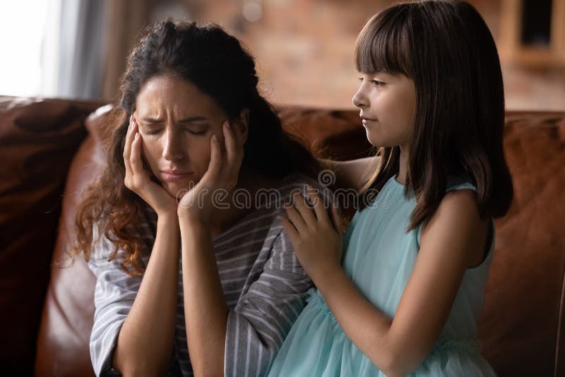 Cuidar do conforto da filha chateando a mãe em casa