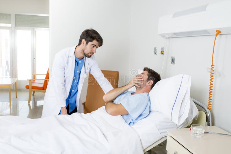Cuide al paciente asesor que miente en hablar de la cama de hospital preocupante dando malas noticias del diagnóstico