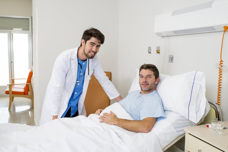 Cuide al paciente asesor que miente en la cama de hospital que habla del diagnóstico y del tratamiento en clínica moderna