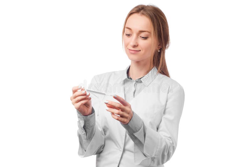 Cuide a la mujer en la capa blanca del laboratorio con el termómetro imágenes de archivo libres de regalías Cuide a la mujer en la capa blanca del laboratorio con el termómetro imágenes de archivo libres de regalías