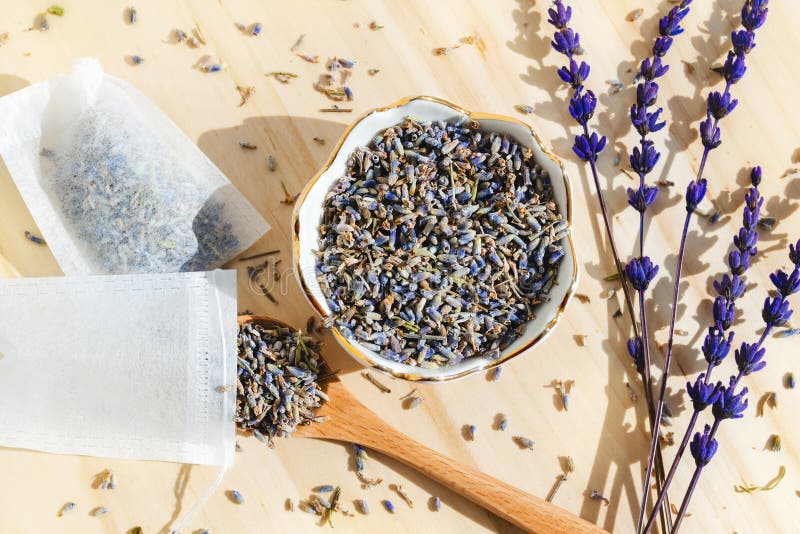 Cuillère à Lavande Séchée Et Sachet De Sachet De Thé Sur Table En Bois.  Boisson Bio Aux Herbes De Fleurs. Emballage Zéro Déchet. Photo stock -  Image du sachet, aromathérapie: 219770506