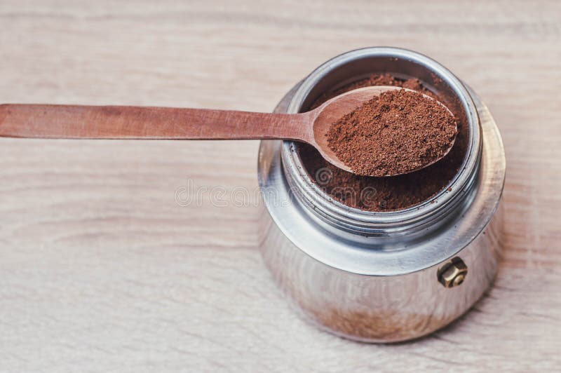 Cuillère en bois avec du café préparé dans un fabricant de café et la teinte agréable comme source d'énergie après sommeil photo stock Cuillère en bois avec du café préparé dans un fabricant de café et la teinte agréable comme source d'énergie après sommeil photo stock