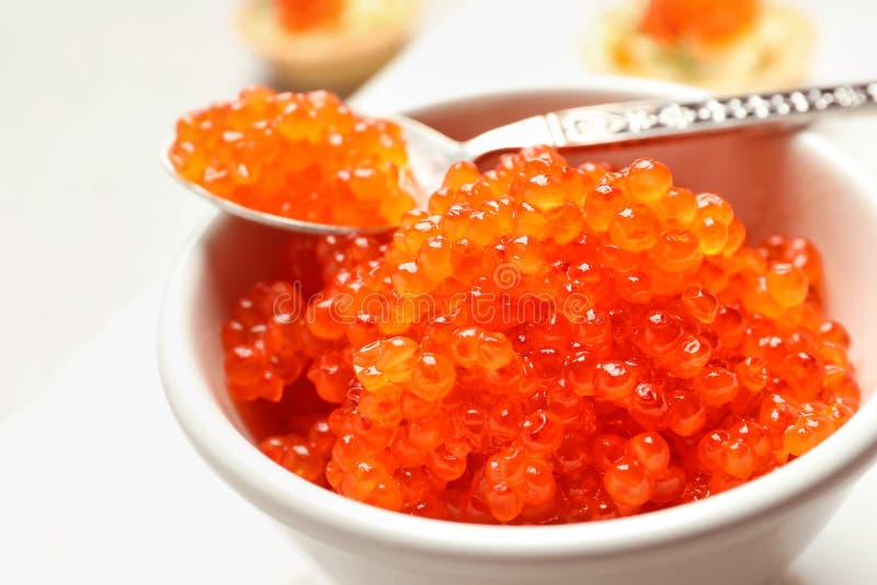 Cuillère et cuvette avec le caviar rouge délicieux images libres de droits Cuillère et cuvette avec le caviar rouge délicieux images libres de droits