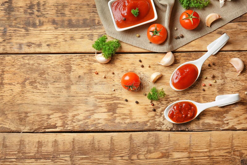 Cuillères en céramique avec la sauce tomate et les épices image libre de droits Cuillères en céramique avec la sauce tomate et les épices image libre de droits