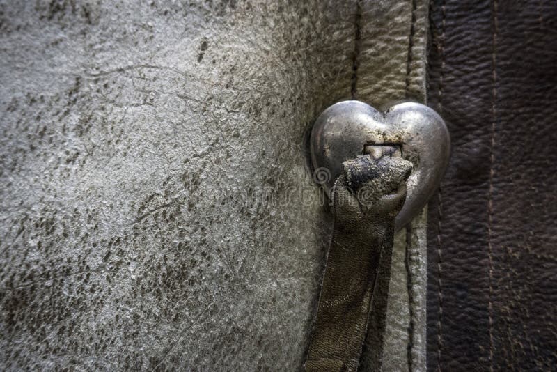 Cuir usé avec une boucle de coeur photos libres de droits Cuir usé avec une boucle de coeur photos libres de droits