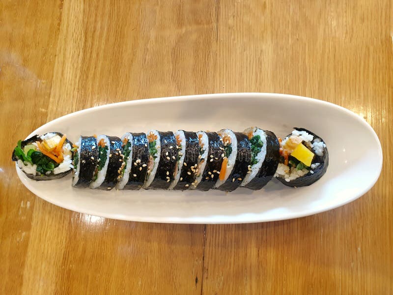 Cuisine coréenne, mise au point sélective du gimbap ou du kimbap dans une assiette blanche sur une table en bois en arrière-plan image libre de droits Cuisine coréenne, mise au point sélective du gimbap ou du kimbap dans une assiette blanche sur une table en bois en arrière-plan image libre de droits