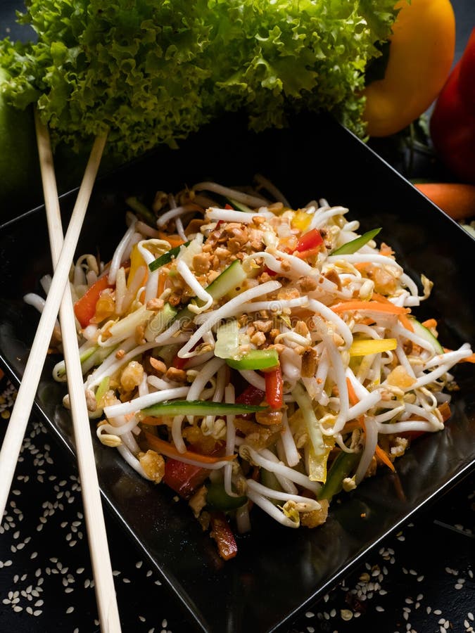 Plat De Nourriture Asiatique Image stock - Image du gourmet, délicieux:  134641119