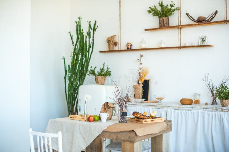 Cuisine dans le style rustique en été La lumière de ressort a donné à la cuisine une consistance rugueuse avec un vieux réfrigéra photographie stock Cuisine dans le style rustique en été La lumière de ressort a donné à la cuisine une consistance rugueuse avec un vieux réfrigéra photographie stock