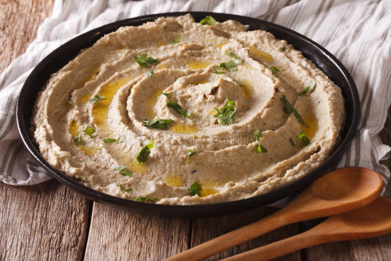 Cuisine du Moyen-Orient : plan rapproché de ghanoush de baba dans un plat horizo photographie stock libre de droits Cuisine du Moyen-Orient : plan rapproché de ghanoush de baba dans un plat horizo photographie stock libre de droits