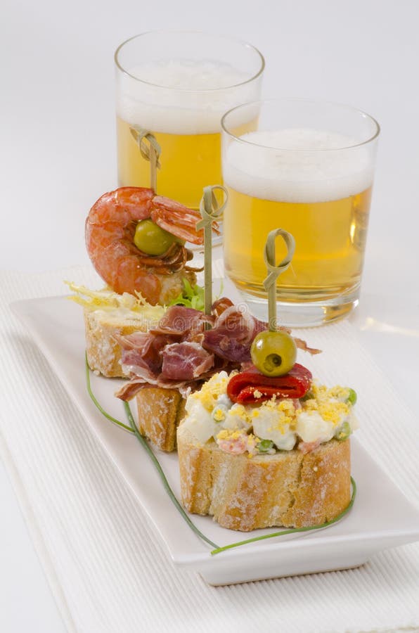 Cuisine Espagnole. Tapas. Plateau Des Montaditos. Photo libre de droits