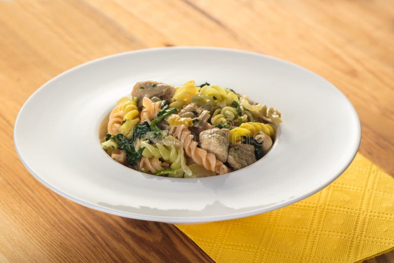 Cuisine italienne, pâtes colorées photo libre de droits Cuisine italienne, pâtes colorées photo libre de droits
