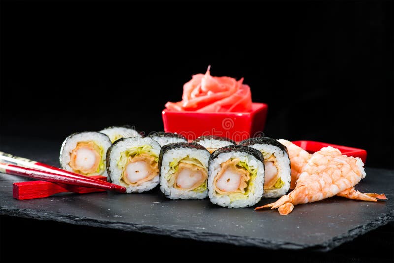 Cuisine japonaise traditionnelle Ensemble de foyer sélectif de petits pains de sushi photos stock Cuisine japonaise traditionnelle Ensemble de foyer sélectif de petits pains de sushi photos stock