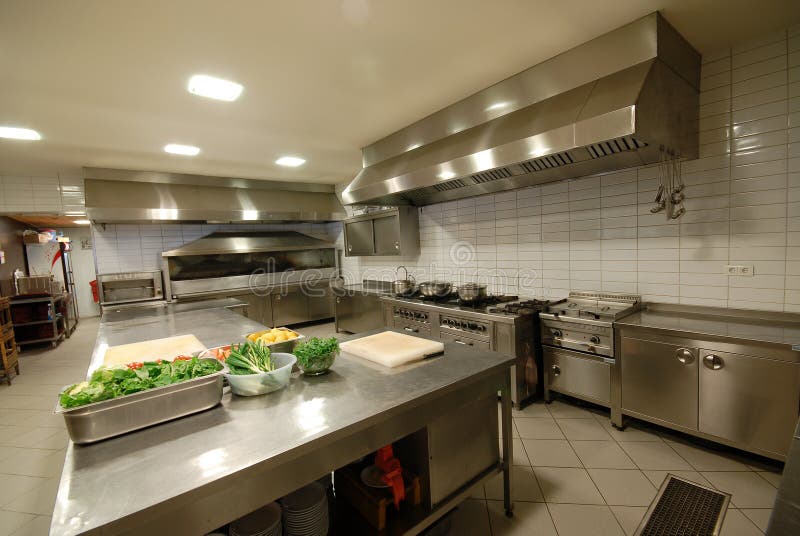 Cuisine moderne dans le ` de restaurant image libre de droits Cuisine moderne dans le ` de restaurant image libre de droits