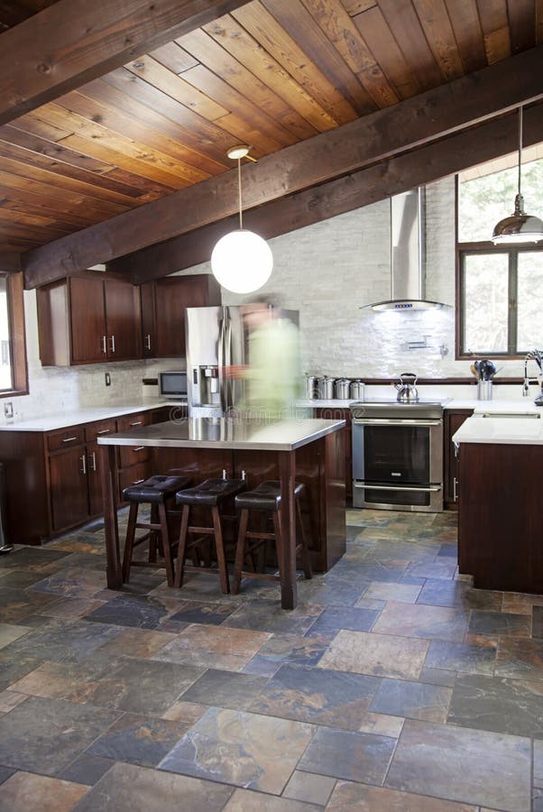 Cuisine rustique moderne photo libre de droits Cuisine rustique moderne photo libre de droits