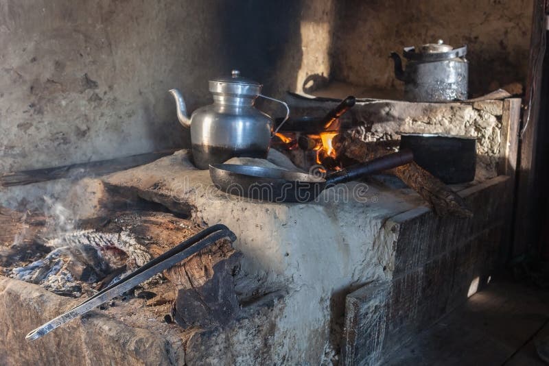 Cuisine traditionnelle dans la vieille maison de Nepali dans petit photo stock Cuisine traditionnelle dans la vieille maison de Nepali dans petit photo stock
