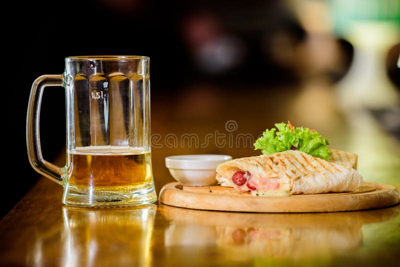 Cuisine traditionnelle de repas de restaurant La tortilla de Burrito a servi le conseil en bois Concept de bière et de nourriture photo libre de droits Cuisine traditionnelle de repas de restaurant La tortilla de Burrito a servi le conseil en bois Concept de bière et de nourriture photo libre de droits