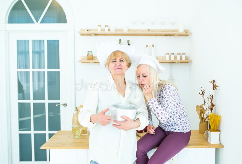 Cuisinier de deux femmes faisant cuire la soupe savoureuse sur la cuisine à la maison photographie stock Cuisinier de deux femmes faisant cuire la soupe savoureuse sur la cuisine à la maison photographie stock