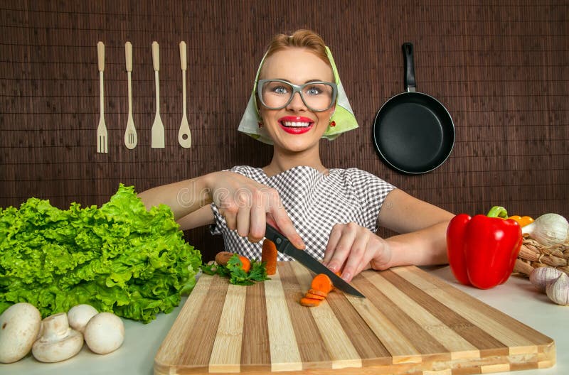 Cuisinière drôle de femme photographie stock Cuisinière drôle de femme photographie stock